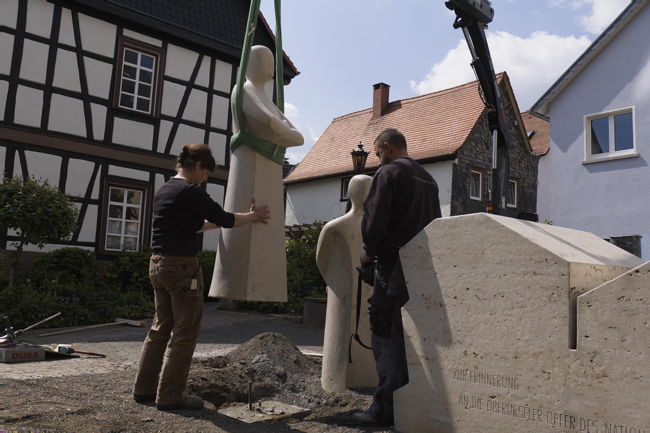 Opferdenkmal Oberursel, Aufstellung der dritten Figur